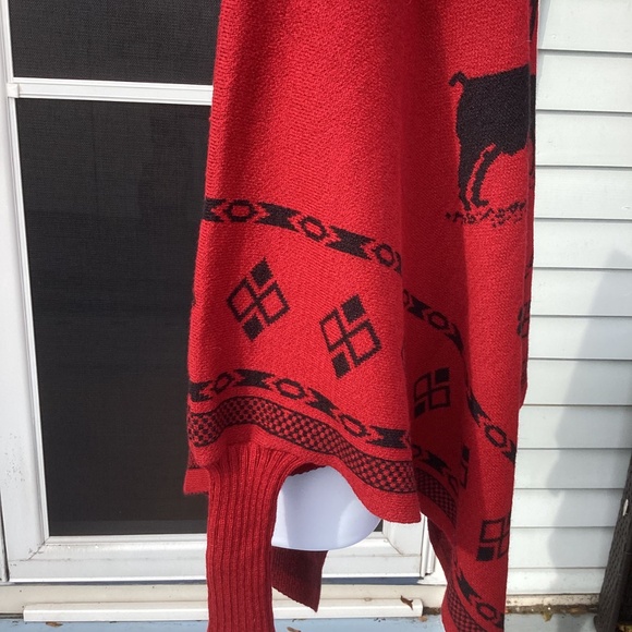 Poncho - Cape by Runa’s Crafts made- Ecuador -Burgundy/merlot  -Llamas-Cowl neck - Picture 4 of 13